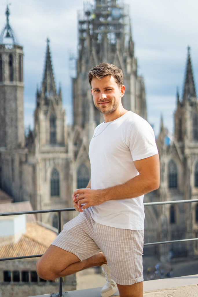 Kontakt aufnehmen happy traveler standing against old building city 684x1024 - Kontakt aufnehmen